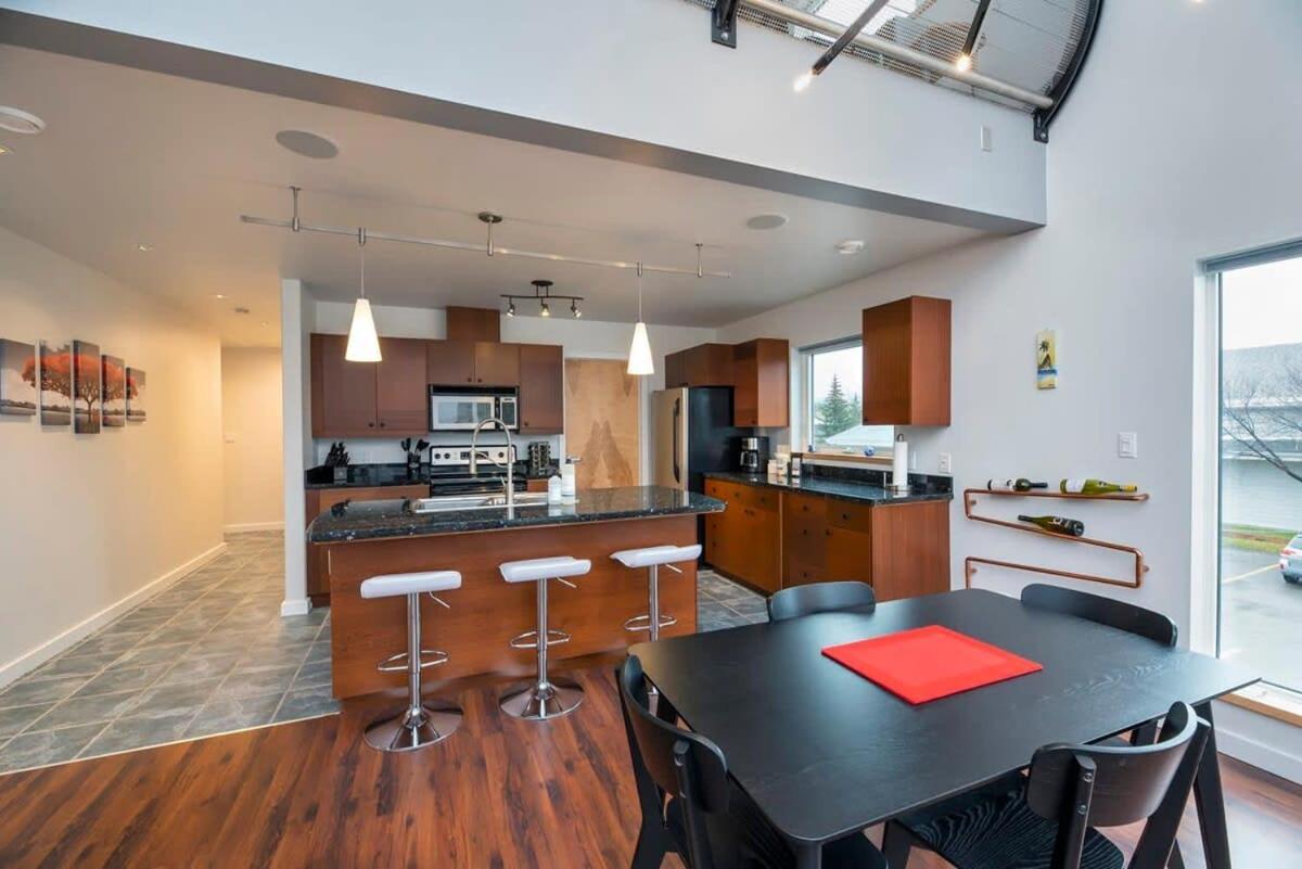 Villa Nn - The Flame - Downtown 1-Bed 2-Bath Whitehorse Exterior foto