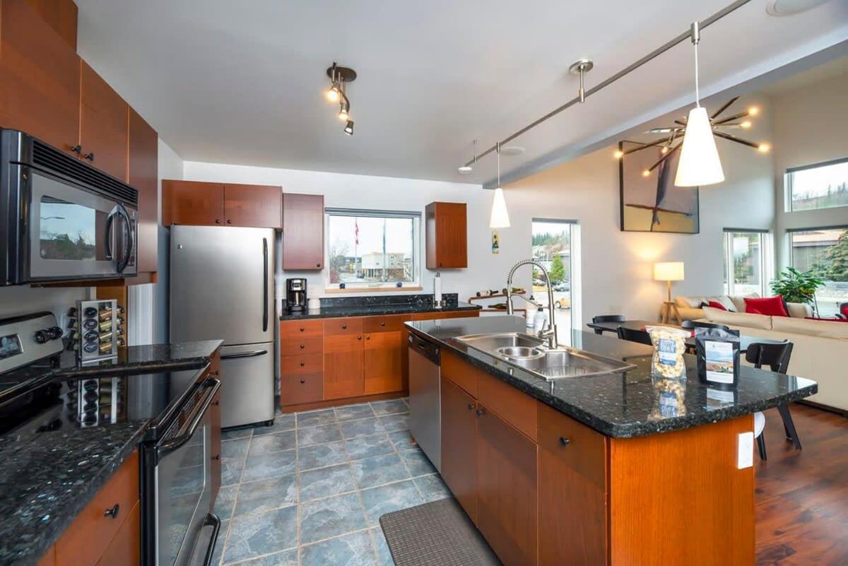 Villa Nn - The Flame - Downtown 1-Bed 2-Bath Whitehorse Exterior foto